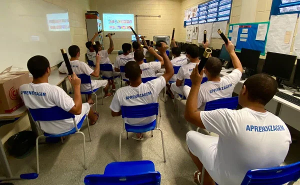 Imagem colorida de jovens se formando em curso profissionalizante