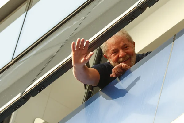 Juíza endurece prisão de Lula e reduz visitas de Haddad e religiosos