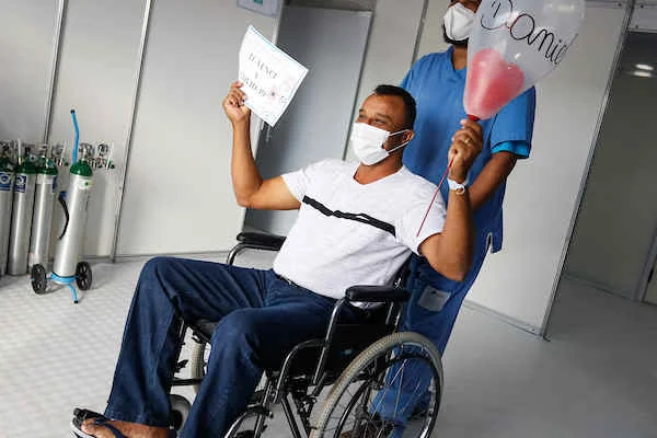 "Sempre que eu ficar de joelhos para orar e falar com Deus eu vou rezar por vocês". "Sempre que eu ficar de joelhos para orar e falar com Deus eu vou rezar por vocês".