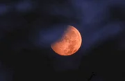 m eclipse lunar parcial, causado pela passagem da Lua pela sombra da Terra, é observado em Ancara, capital da Turquia