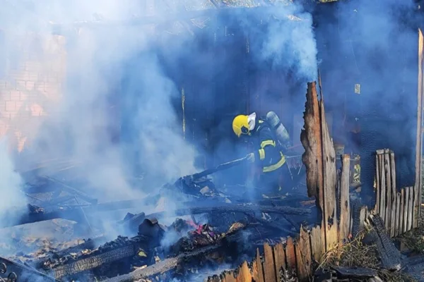 Imagem colorida, Criança alerta incêndio, mãe salva filhas, mas casa é destruída em SC-Metrópoles