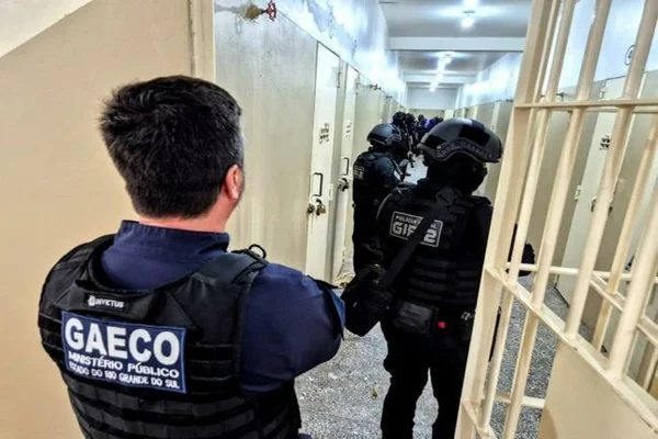 Policiais são acusados de burlar sistema para o tráfico na cadeia
