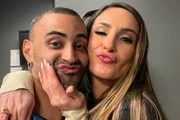 Claudia Leitte e Robson Mano fazem bico para foto