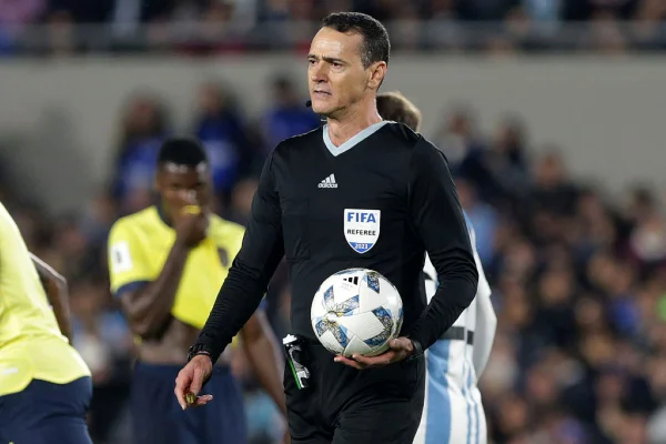 Imagem colorida de Wilmar Rondan, árbitro escolhido para apitar a final da Libertadores- Metrópoles