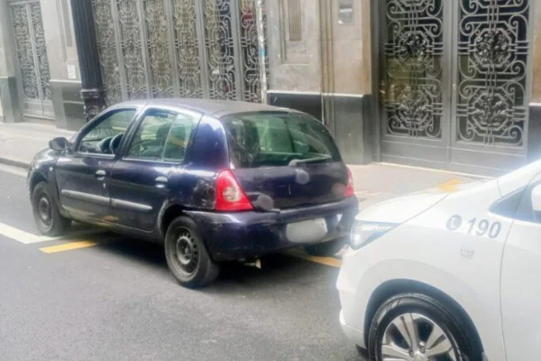 Imagem colorida mostra carro com 449 multas encontrado pela PM no centro de São Paulo - Metrópoles