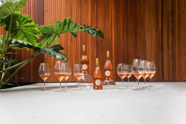 Garrafas e taças de vinho