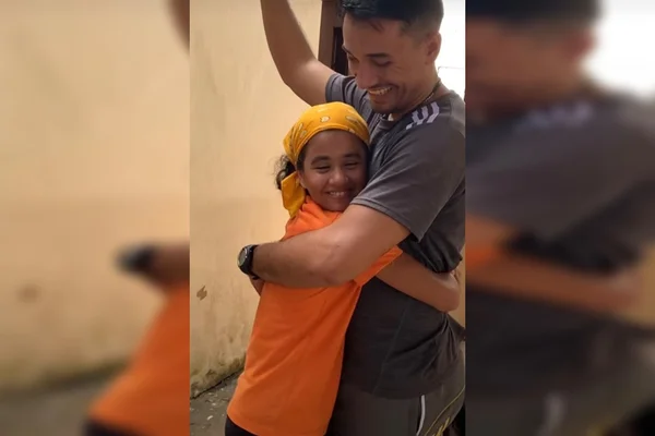 Criança ganhou tênis de basquete