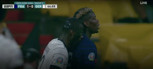 Suárez, é você? Zagueiro alemão morde francês na Eurocopa. Veja