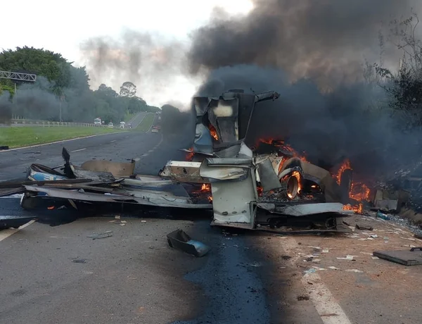 Imagem colorida mostra destroços de um carro blindado que foi explodido por bandidos na cidade de Cosmópolis, no interior de São Paulo - Metrópoles