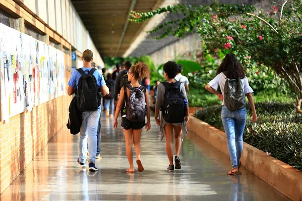 Alunos em corredor da UnB