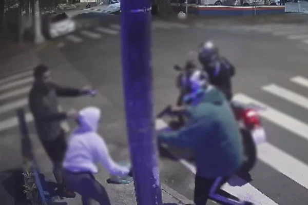 O celular e a aliança das vítimas foram levados durante a abordagem. Dois homens armados em uma motocicleta assaltaram o casal no Brooklin - Metrópoles