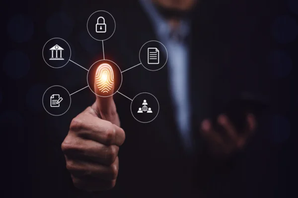 Imagem de dedo de homem tocando em um botão que se expande em diversos itens. Ilustrativa para o Open Finance (sistema financeiro aberto) - Metrópoles