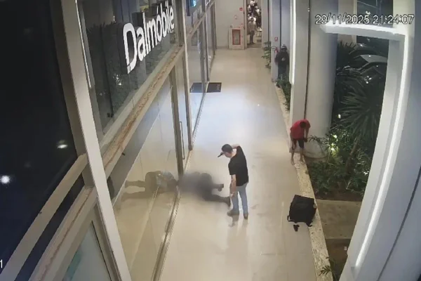 Imagem de câmera de segurança registrou o momento em que homem atira contra vigilante de shopping em Palmas, Tocantins