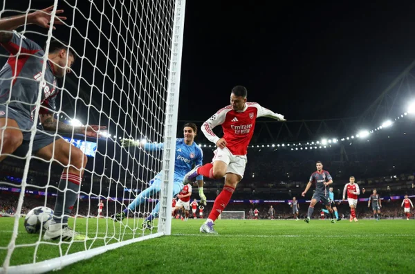 Gabriel Martinelli comemorando gol pelo Arsenal na Champions League