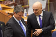 Tarcísio e Alexandre de Moraes conversam durante sessão no STF