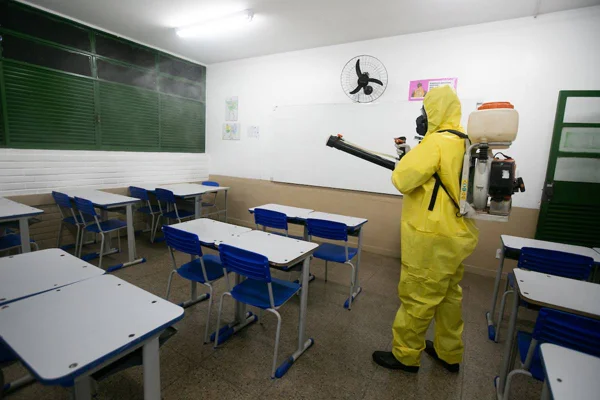 Sala de aula no DF é higienizada contra a Covid-19