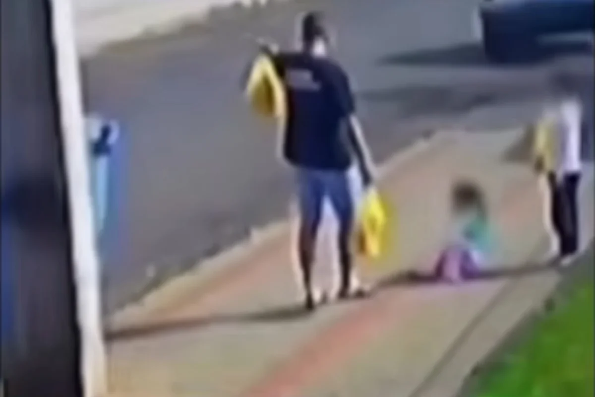 Mãe de menina chutada pelo pai fez ocorrência após ver vídeo nas redes