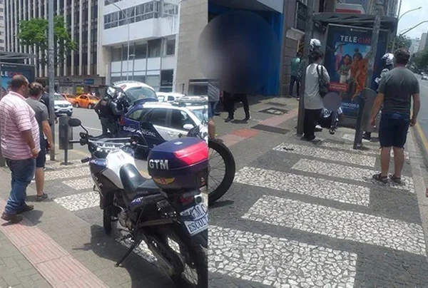 Pedestres flagram assalto a mulher e imobilizam ladrão em Curitiba