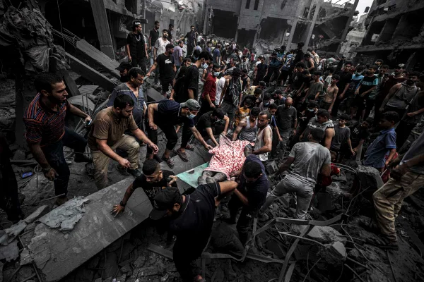Equipes de defesa civil e civis carregam vítimas após ataques israelenses na Faixa de Gaza - Metrópoles