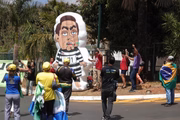 "Salva meu pai, Trump", ironizam manifestantes contrários a Bolsonaro