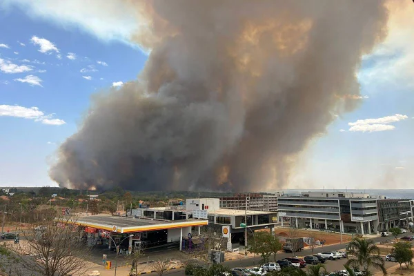 Coluna de fumaça é vista do Noroeste. Incêndio destrói o Parque Nacional de Brasília desde domingo - Metrópoles
