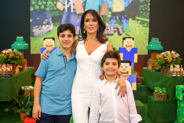 Renato Sarkis comemora 9 anos em festa inspirada no jogo Minecraft
