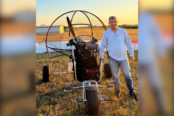 Imagem colorida mostra piloto de paramotor que morreu após acidente com linha de pipa. Metrópoles