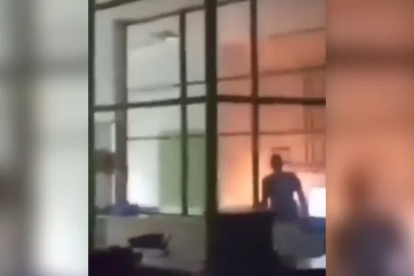 Imagem colorida mostra enfermaria de hospital em chamas após paciente atear fogo em outro - Metrópoles