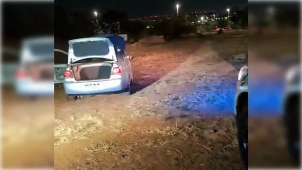 Carro parado com as portas abertas - Metrópoles