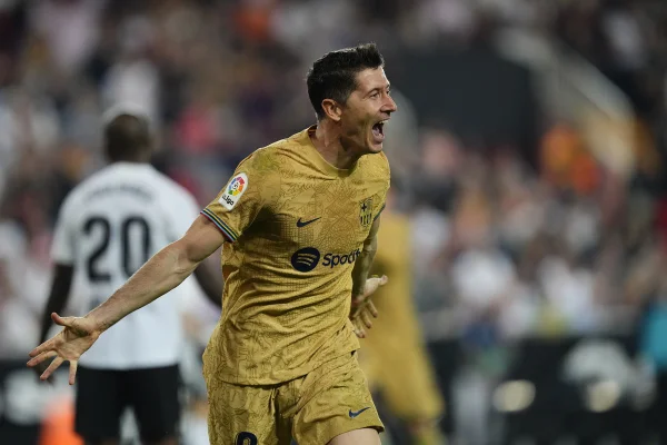 Lewandowski marca, Barcelona bate Valencia e encosta no Real Madrid