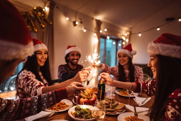 Amigos brindam o Natal à mesa