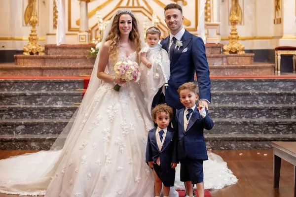 Foto colorida de Diogo Jota ao lado de Rute Cardoso e os três filhos - Metrópoles