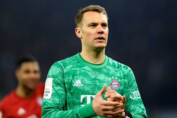 Manuel Neuer com a camisa verde de goleiro do Bayern