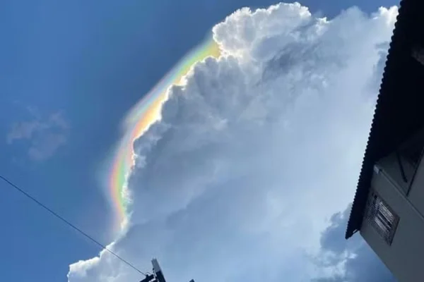 Imagem colorida de nuvem no Rio de Janeiro - Metrópoles