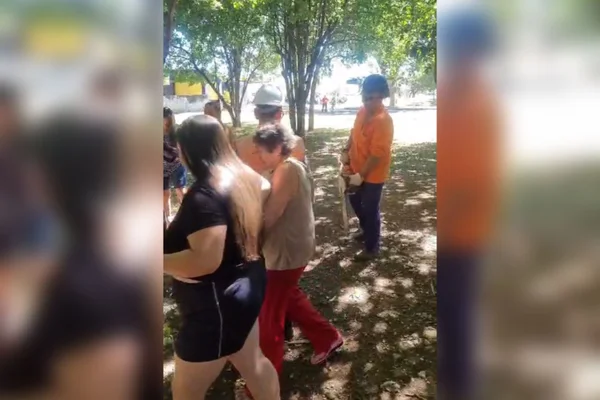 Moradores abraçam árvores e impedem derrubada de bosque no DF. Vídeo