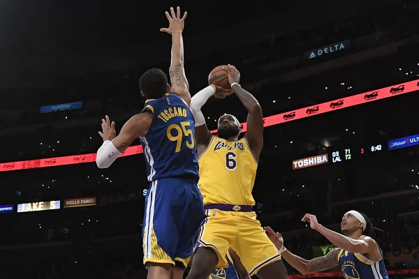 Sem Curry, Warriors vencem Lakers, de LeBron, na pré-temporada da NBA