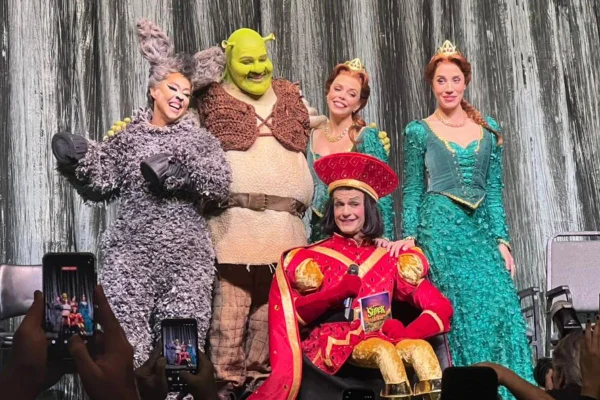 “Durante muito tempo, as pessoas falavam: ‘é o neto do Silvio Santos’”, ponderou Tiago Abravanel sobre realizar sonho de interpretar Shrek - Metrópoles