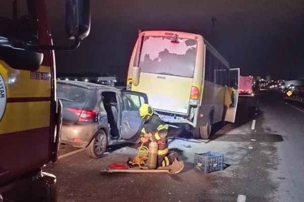 Motorista morre prensado ao parar para consertar micro-ônibus em SC