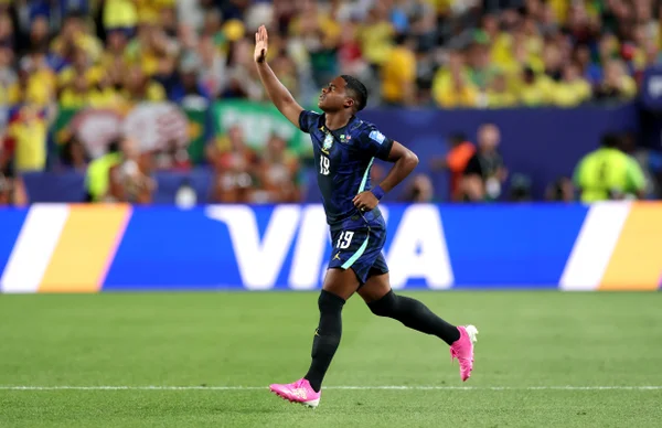 Endrick entra em campo pela Seleção Brasileira