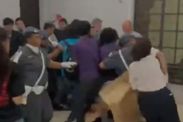 Imagem mostra estudantes e PMs em protesto contra o governador Tarcisio de Freitas - Metrópoles