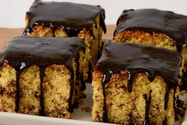 Bolo formigueiro com calda de chocolate