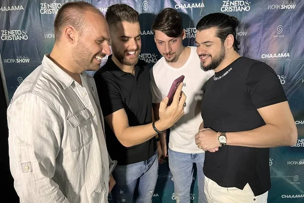 Eduardo Bolsonaro faz mistério sobre encontro com Zé Neto e Cristiano