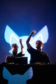 Cat Dealers: dupla brasileira reconhecida internacionalmente por suas apresentações em grandes festivais