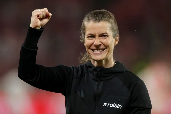 Marie-Louise Eta se torna 1ª mulher na história a vencer na Bundesliga