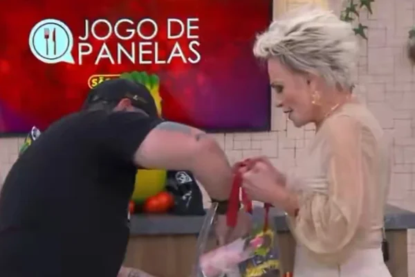 Imagem colorida de Ana Maria Braga no palco do Mais Você - Metrópoles