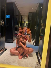Virginia com as filhas, Maria Alice e Maria Flor Virginia com as filhas, Maria Alice e Maria Flor