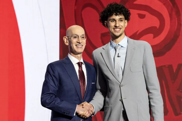Comissário Adam Silver cumprimenta Zaccharie Risacher, selecionado como primeira escolha pelo Atlanta Hawks, no primeiro round do Draft da NBA