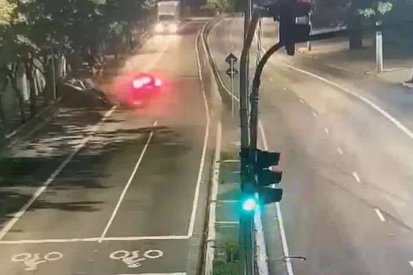 Além do motorista do Porsche, que estava bêbado, outras 3 pessoas ficaram feridas. Motorista do outro carro está internado em estado grave - Metrópoles