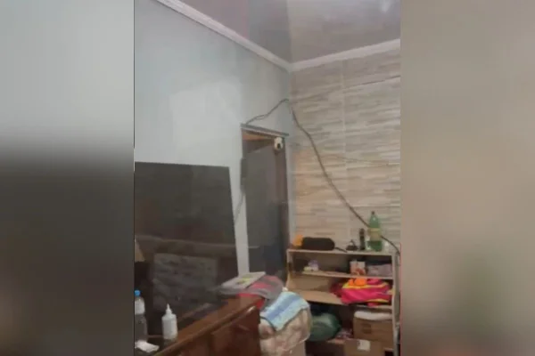 Foto colorida de reprodução de vídeo mostrando câmeras dentro de casa onde menino de 11 anos foi encontrado morto, no Cidade Kemel, zona leste de São Paulo.