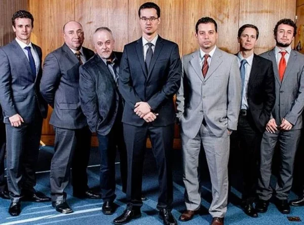Procuradores da Lava Jato em foto posada, com Deltan Dallagnol à frente